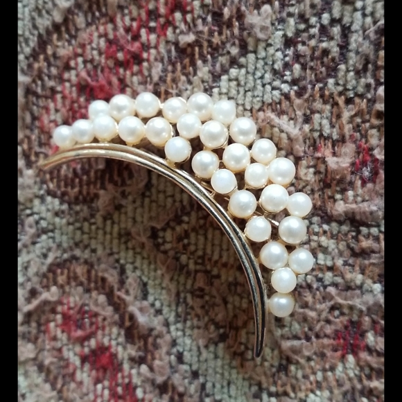 Pearl Crescent Goldtone Brooch Pin - Picture 12 of 16